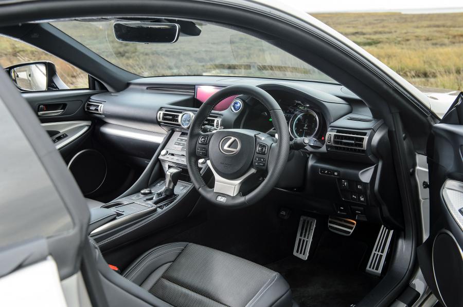Интерьер Lexus RC300h F-Sport 2019 года  (UK) (фото 16 из 40)